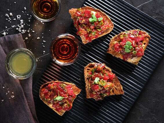 ברוסקטה טונה // צילום: אנטולי מיכאלו